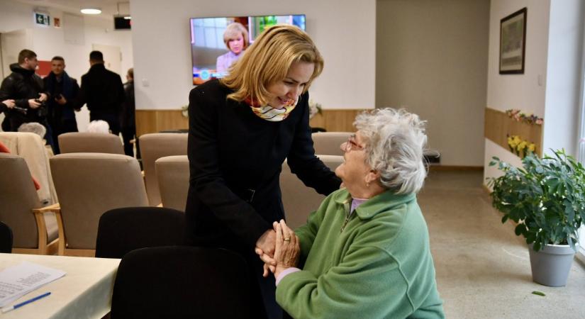Nyüzsögtek a fideszes politikusok a bánki idősotthon átadóján