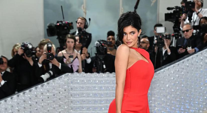 Tűzforró felvételek: Kylie Jenner csipkés bikinije nem sokat bíz a képzeletre!
