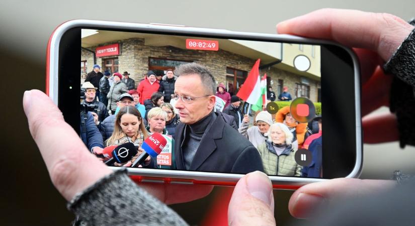 Szijjártó Péter szerint nemet kell mondani a családokat fenyegető ezer forintos benzinárra és a háromszoros rezsire – galériával