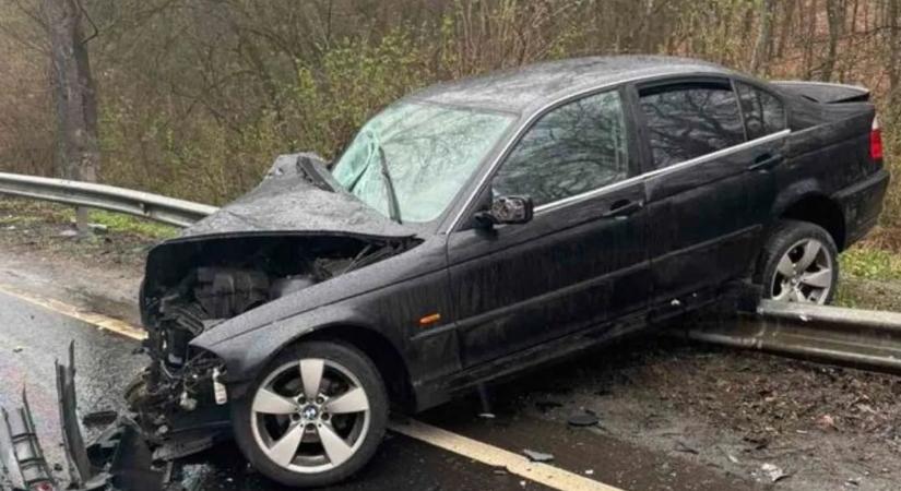 Megrázó fotók Oszter Alexandra fiának balesetéről: ripityára tört a kocsi, amiben ültek a fiatalok