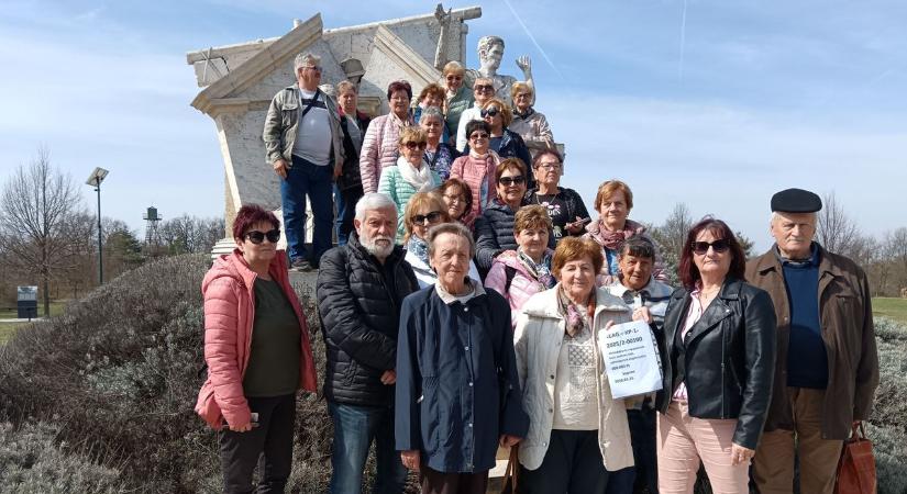 A hűség városában kalandoztak a győrladaméri nyugdíjasok