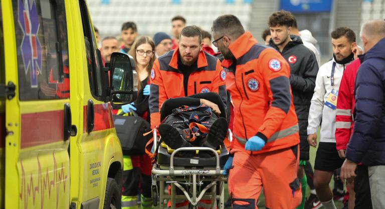 A pálya szélén esett össze a magyar válogatott riválisának edzője