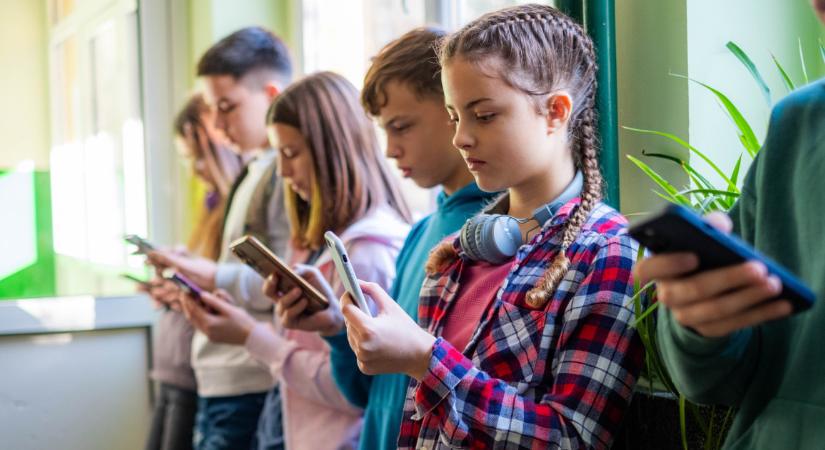 A szomszédban is letilthatják a gyerekeket a közösségi médiáról