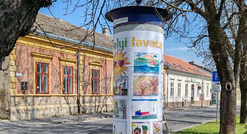 Gyerekek rajzaival ragasztották le az uszító politikai plakátokat Keszthelyen