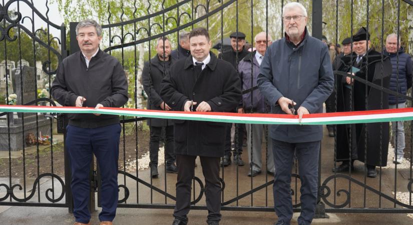 Vitányi István átadta a bihartordai temető felújított kerítését
