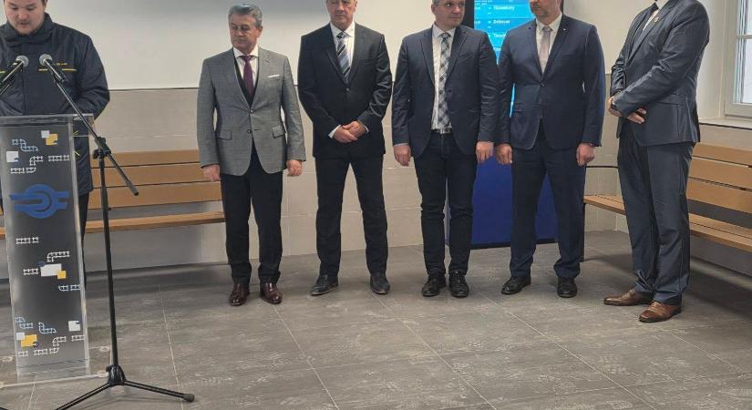 Fideszes politikusok nyitották meg a balmazújvárosi vasútállomás megújult várótermét