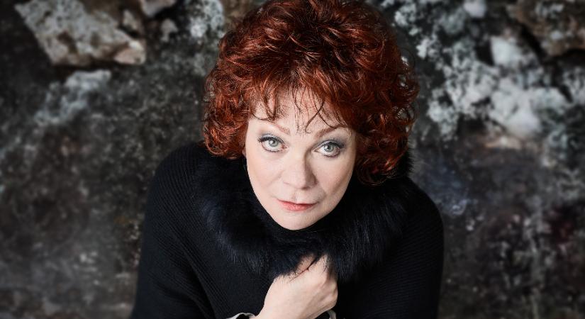 „Kevés szó esik arról, hogy mit viszünk végig nőként az életünk során” – Básti Juli