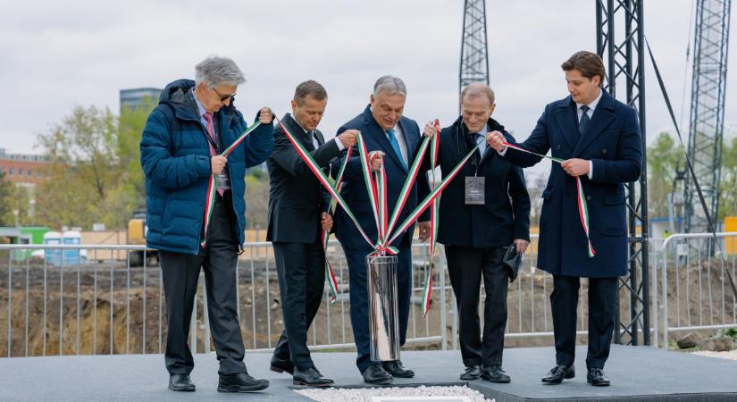 A háborúval riogatott Orbán Viktor Krausz Ferenc kutatóközpontjának alapkőletételén