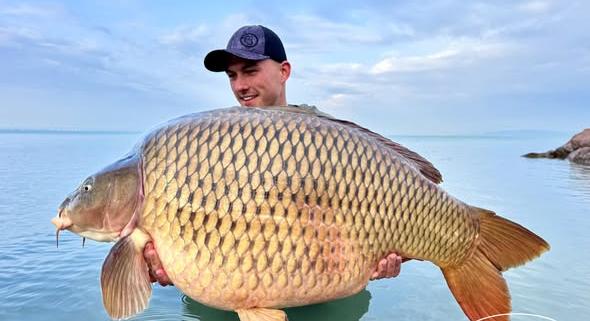 Kapitális pontyot fogott Benedek a Balatonban