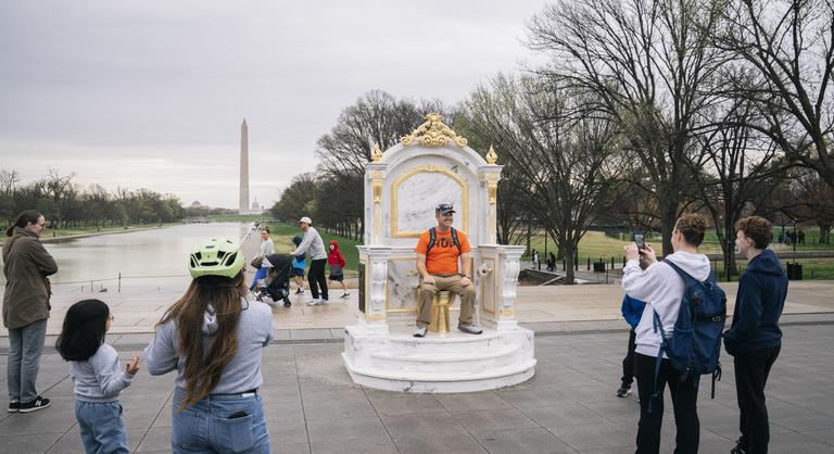 Hatalmas aranyvécé jelent meg, sosem találja ki, kinek állítottak vele emléket