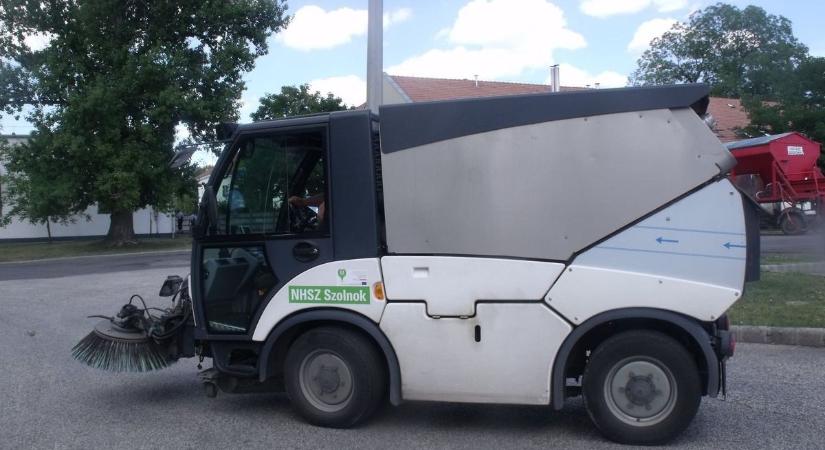 Áprilistól új szabály jön a parkolásban, ezért büntetnek a közterület-felügyelők Szolnokon