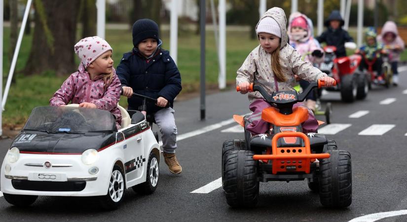 Igazán menő KRESZ-parkot kaptak a halasi gyerekek húsvétra – fotók, videó
