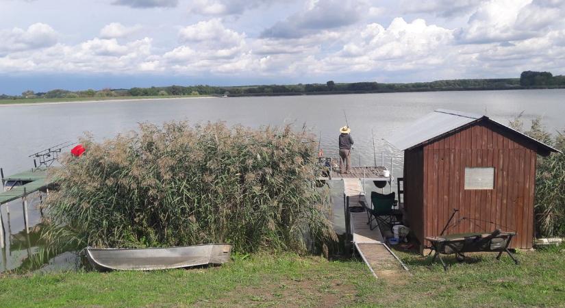 Óriási a baj Leveleken! Mi lesz a strandolókkal, a vizisízőkkel, a horgászokkal?