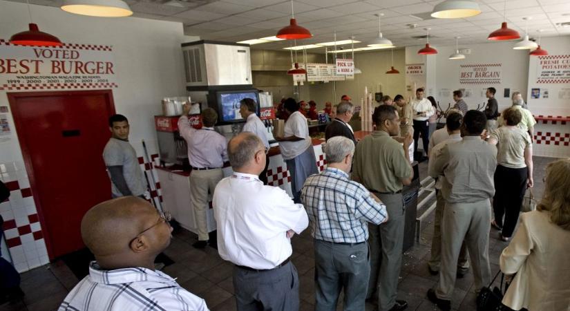 „Nem akartam, hogy bárki lelőjön”: a gyorsétterem-lánc vezérigazgatója kioszt 1,5 millió dollárt az alkalmazottainak