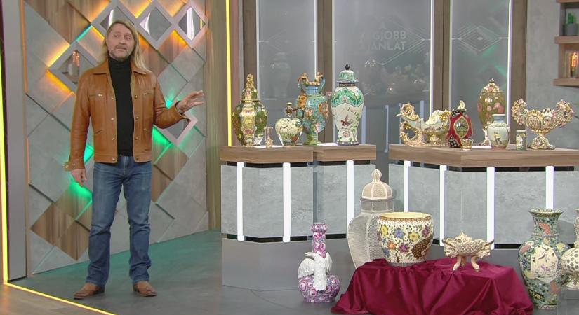 Ritka látvány Budapest szívében – több mint ezer, vagyonokat érő kerámia egy lakásban