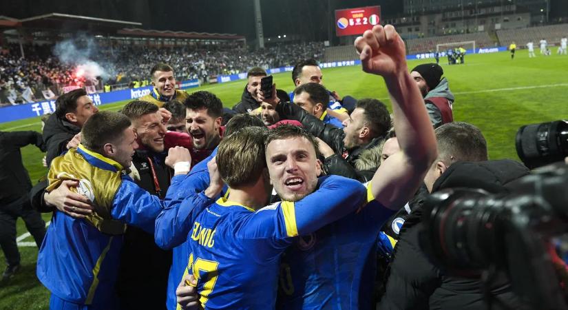 Őrület a sajtótájékoztatón: hangszóróval rontottak be a bosnyák hősök – videó