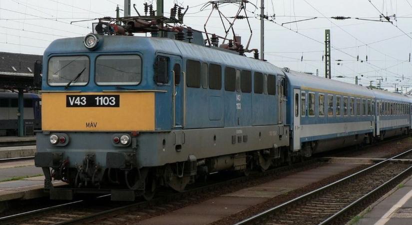 Hatósági helyszínelés bénítja a Budapest–Szolnok–Nyíregyháza fővonalat, káosz a reggeli közlekedésben