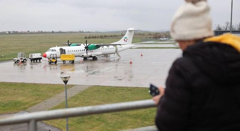 Életre kelt az elfeledett reptér – Münchenből hozta az utasokat az első repülőgép (fotókkal)