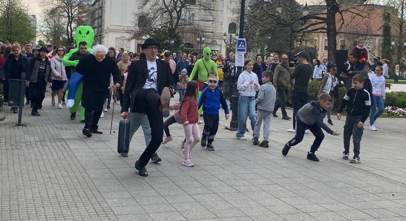 A bolondság összekovácsol