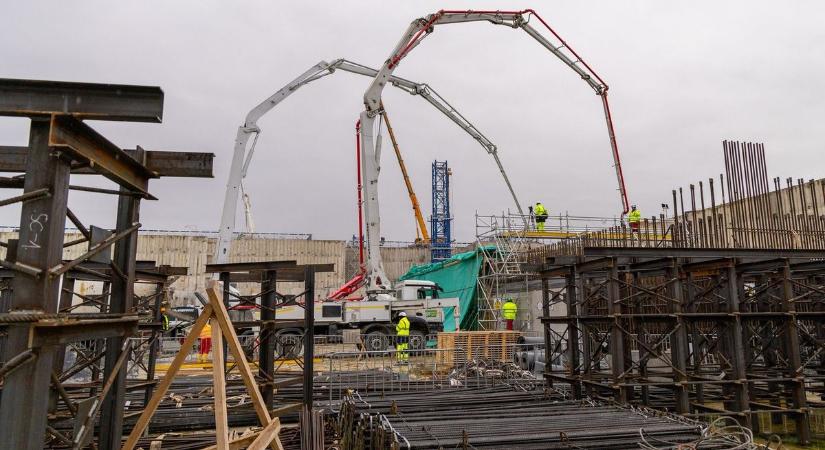 Gigászi gépek dolgoznak Pakson (fotók)