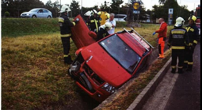 Ittasan vezetett, majd árokba csapódott Ajkán egy 67 éves férfi