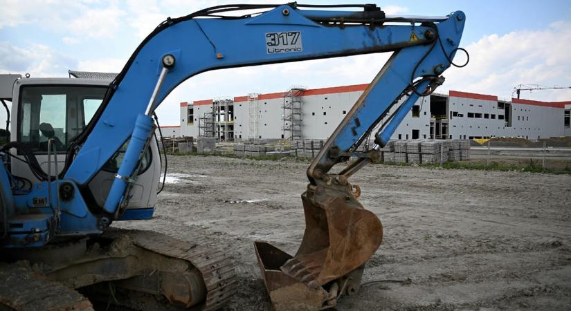 Szijjártó Péter egy régi barátja is sokat nyert a debreceni akkugyár építésén