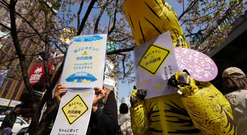 Japánban mától nyílik lehetőség az elvált párok számára a közös gyermekfelügyeletre