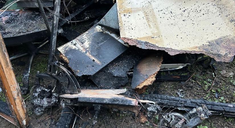 Teljesen kiégett egy lakótelepi lakás, az elektromos roller töltője miatt terjedtek szét a lángok