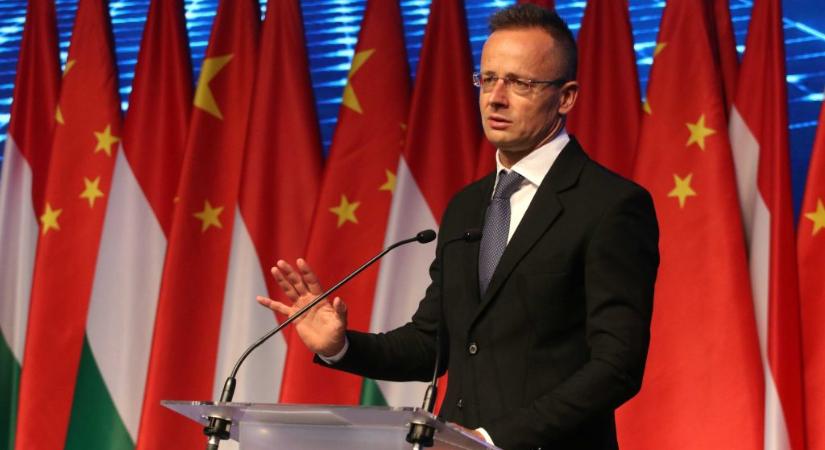 Direkt36: Szijjártó régi barátjának bombaüzletet hozott a debreceni akkumulátorgyár