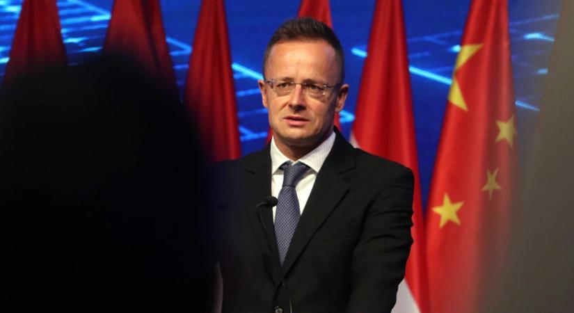 „Ha újságírók betelefonálnak, senki nem mondhat semmit.” Szijjártó futsalos barátjának hozott milliárdos üzletet a debreceni akkugyár