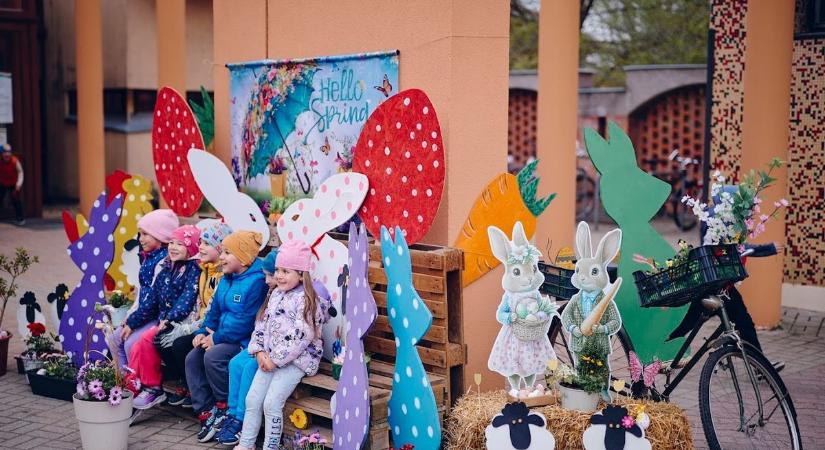 Mesébe illő lett: így díszítették fel a várost a gyerekek