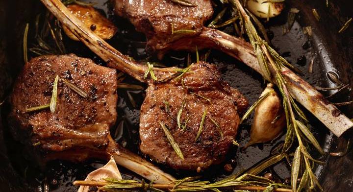 Fokhagymás-rozmaringos bárányborda: különleges ünnepi recept húsvétra