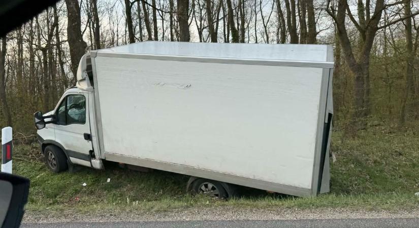 Balesettel kezdődött a nap Vasban: árokba csapódott egy teherautó Sitkénél - fotó