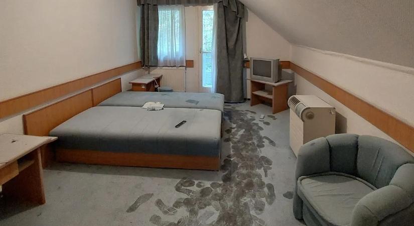 Kulcs az asztalon, félig megevett bonbonok a tálban: mindent hátrahagyva tűntek el a vendégházból