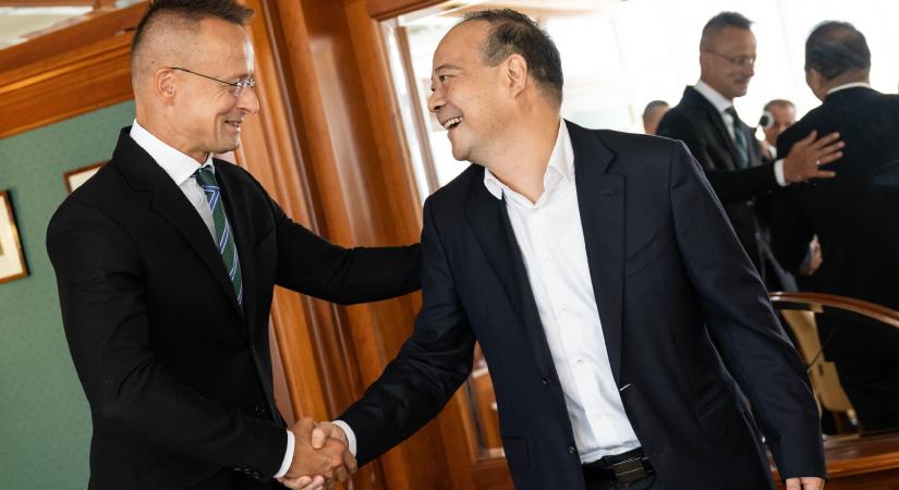 Direkt36: Szijjártó barátjának cége milliárdokért dolgozott a debreceni akkugyár építésén