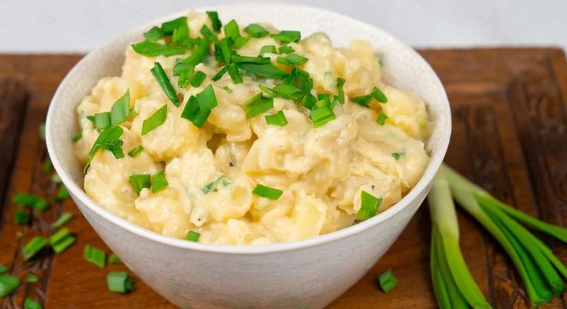 Így készül a krémes, nem szétfőtt krumplisaláta – apró trükkök, amiktől sokkal finomabb