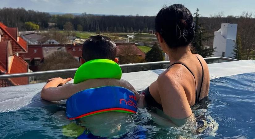 Szexi magyar celeb pihent a zalai fürdővárosban! – képeket is posztolt a Facebook-oldalára (fotóval)