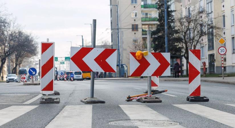 Aszfaltoznak a forgalmas debreceni utcán, az autósok türelmét kérik!