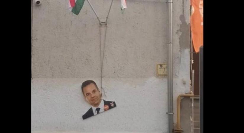 Sokkoló látvány Rákospalotán: felakasztott Németh Balázs figurával üzentek a „szeretetország” élharcosai