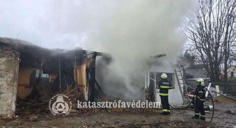 Bontás közben gyulladt ki egy ház Hajdú-Biharban - fotóval!