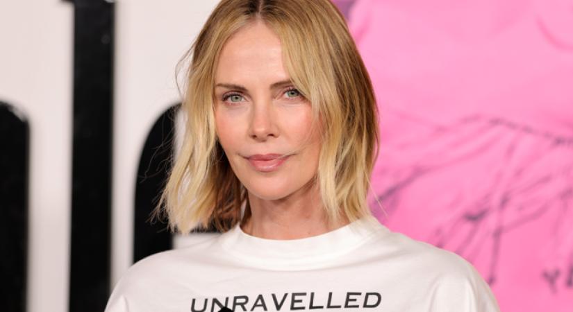 Leesik az állad, ha meglátod az 50 éves Charlize Theront bikiniben