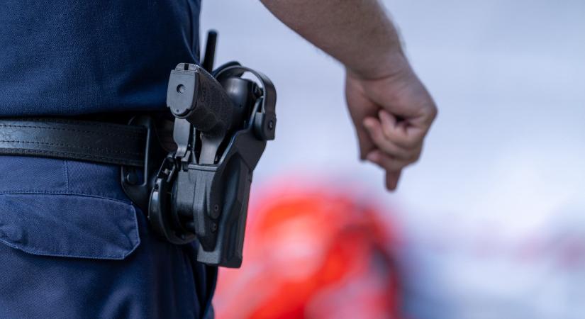 Fegyverrel ártalmatlanították a késes támadót a rendőrök