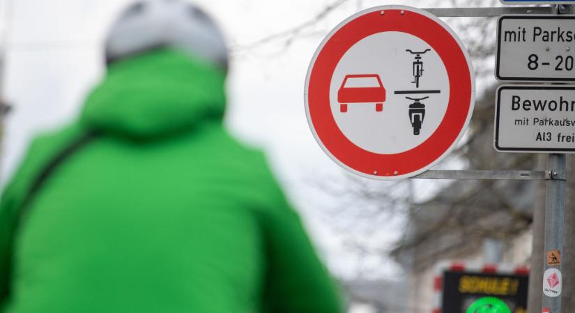 Sokba fájhat ha valaki nem figyel erre a kerékpárosokat védő táblára