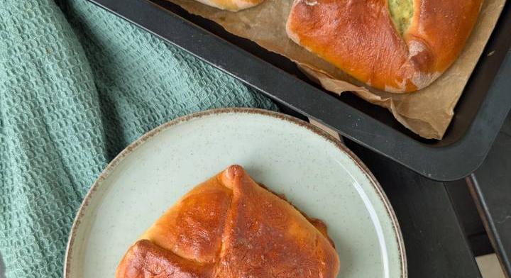 Ízletes medvehagymás túrós batyu: puha, sós péksüti tavaszra