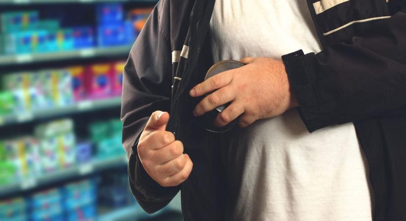 Fotón az enyveskezű tolvaj, aki a fehérvári áruházból lopott!