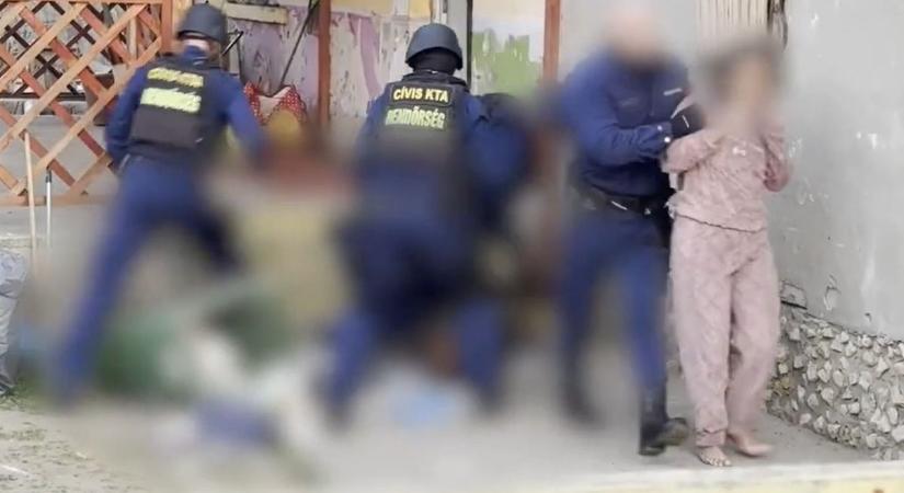 Kiszolgáltatott lányokból csinált prostituáltat a szabolcsi banda, több mint 100 rendőr csapott le rájuk – fotókkal, videóval