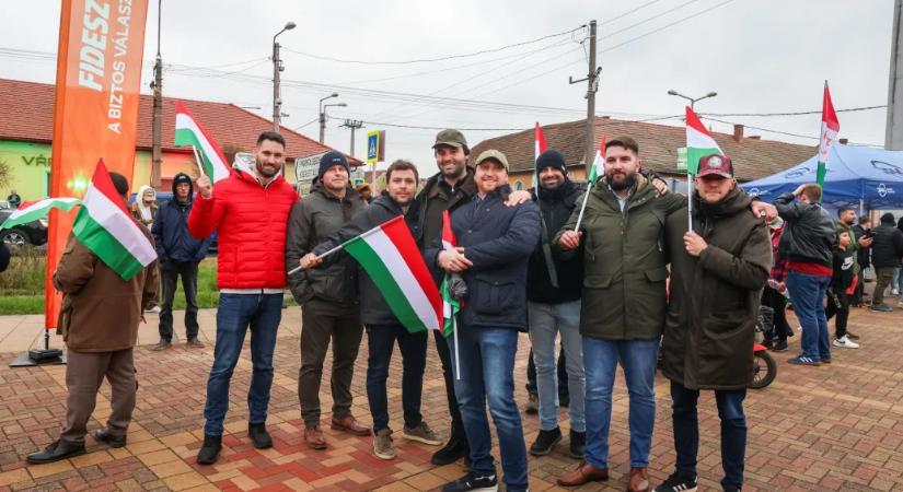 Megjött a bátorságuk: Lázár emberei büszkén pózoltak Orbán ócsai fórumán a Telexnek