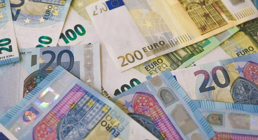 Döbbenetes: bosszúból dobott ki milliókat az ablakon egy kislány