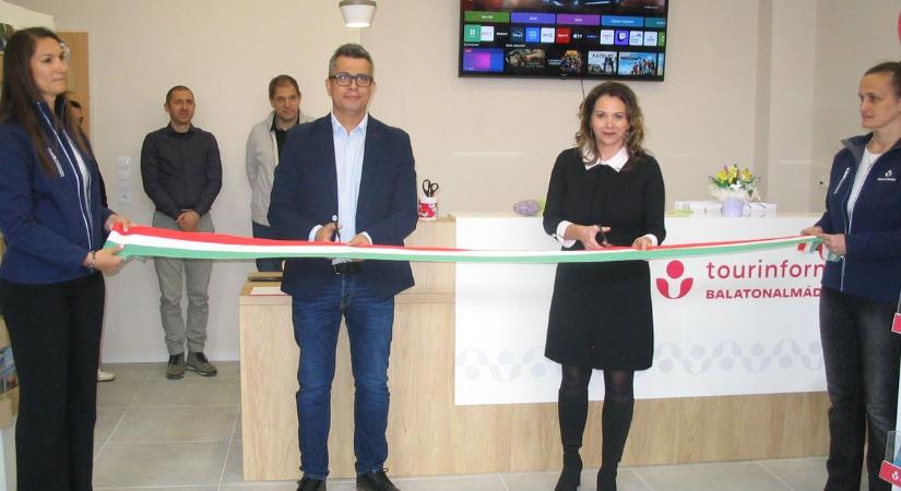 Átadták a megújult Tourinform irodát Balatonalmádiban