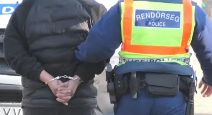 Füstöltek a bilincsek Hadházon, kisbusszal érkeztek a rendőrök – videón a rajtaütés